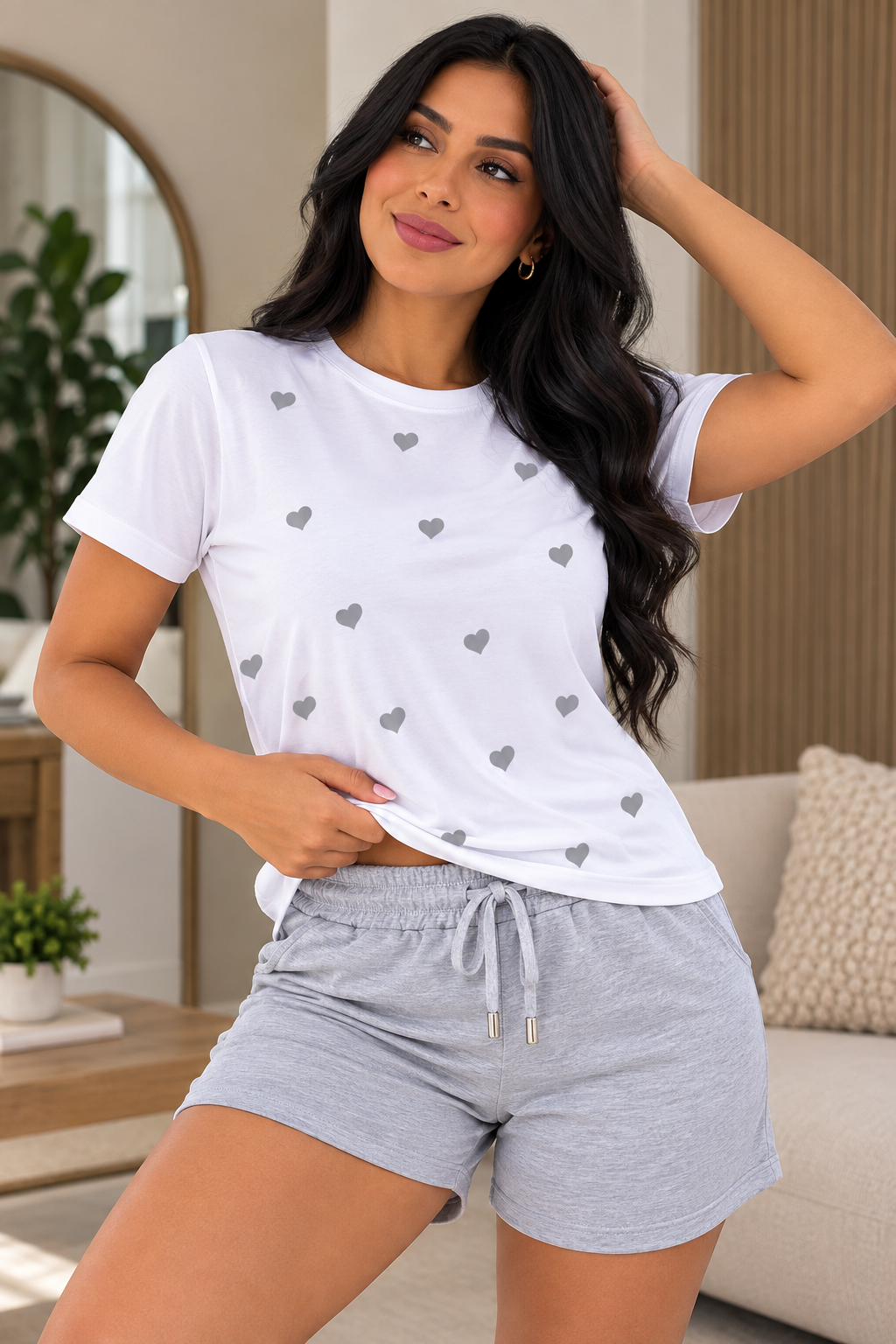 Conjunto de mujer con camiseta blanca de corazones grises y short gris con cordón en la cintura