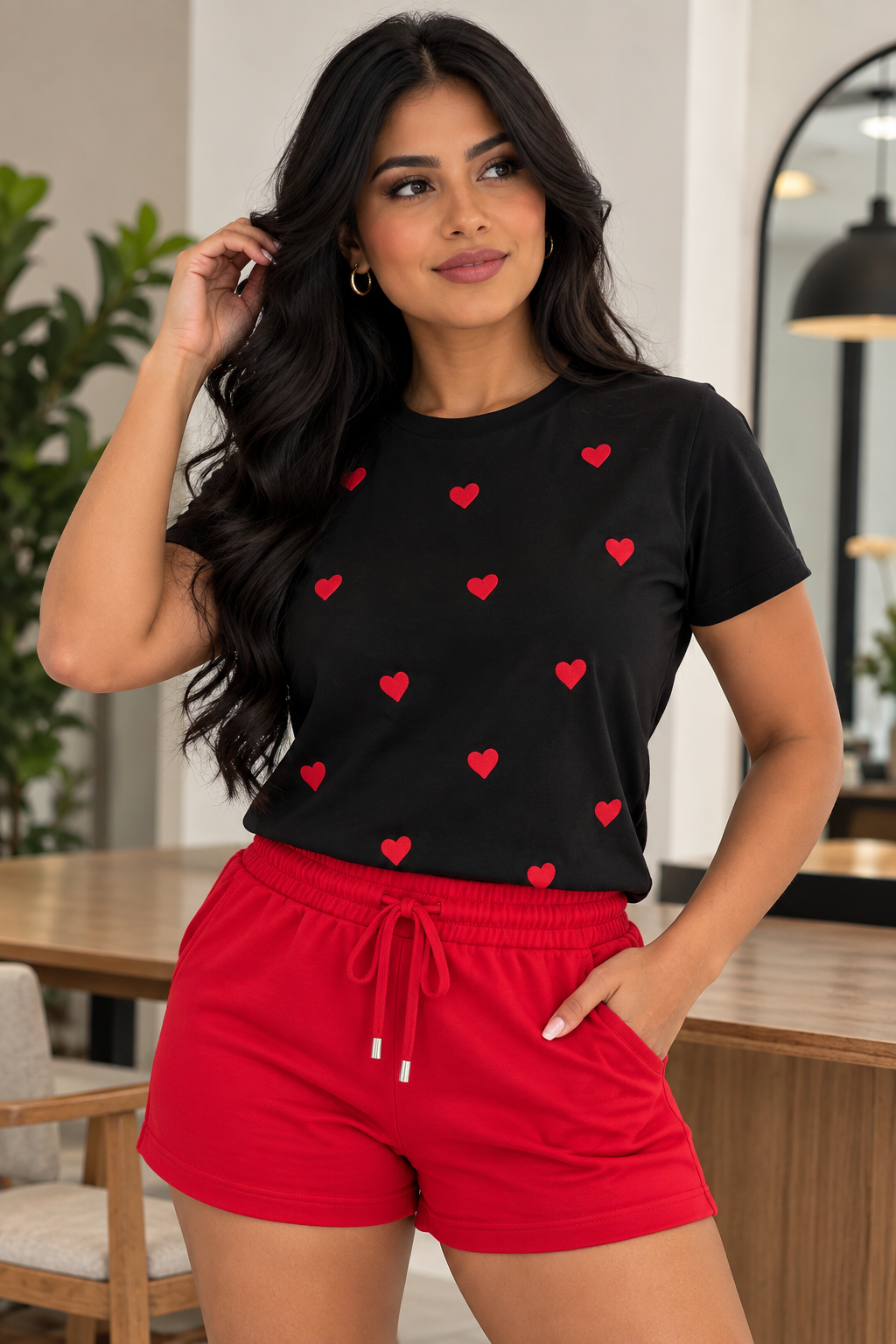 Conjunto de mujer con camiseta negra de corazones rojos y short rojo con cordón y bolsillos