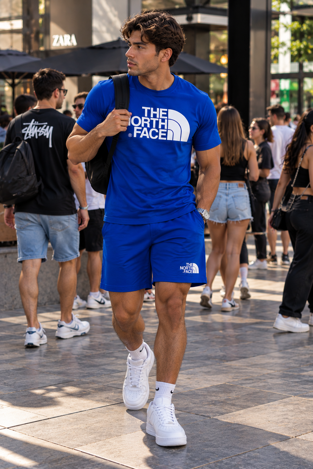 Conjunto corto para hombre en azul rey con gráficos blancos en camiseta y short
