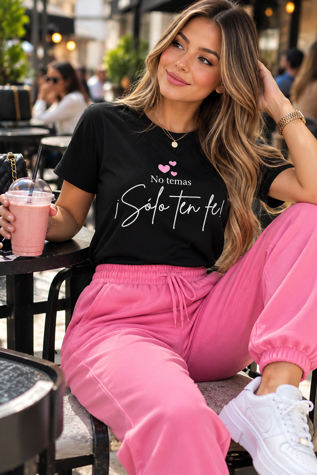 Conjunto de mujer con camiseta negra de frase blanca y corazones rosados y pantalón jogger rosado con cordón y puños