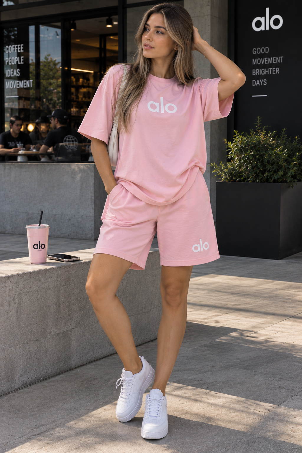 Conjunto rosado de mujer con camiseta holgada de manga corta y short a juego con estampados blancos