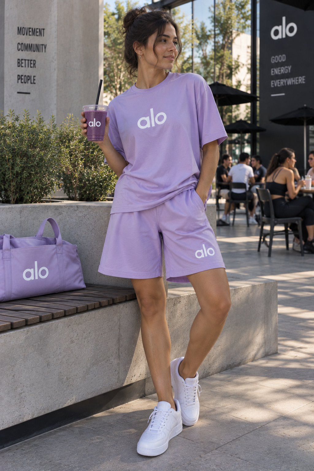 Conjunto lila de mujer con camiseta holgada de manga corta y short a juego con estampados blancos
