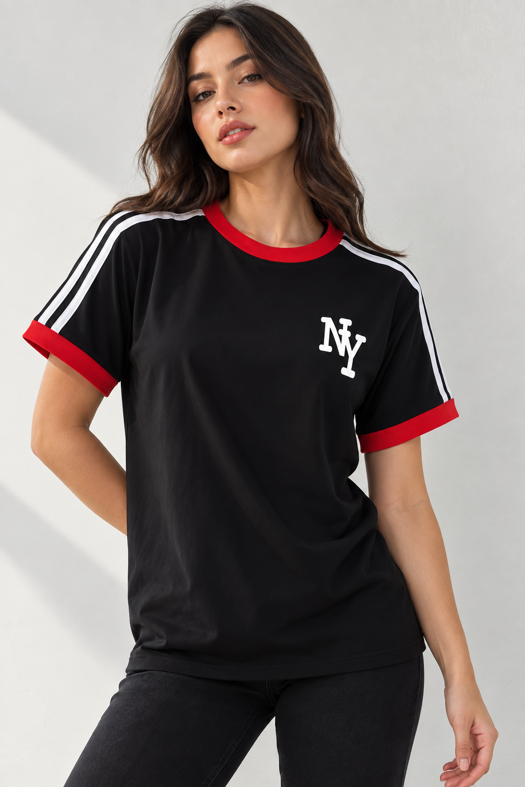 Camiseta Mujer Negra con Rayas Blancas y Detalles Rojos JV501
