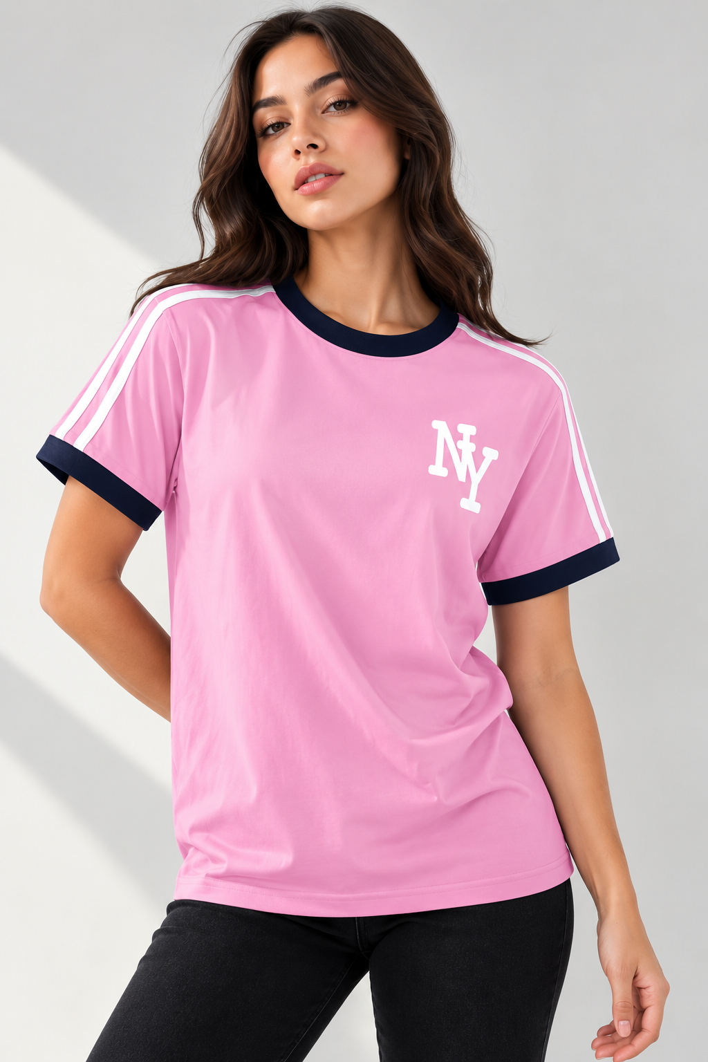 Camiseta rosada de mujer con rayas blancas en los hombros y detalles azul oscuro en cuello y puños