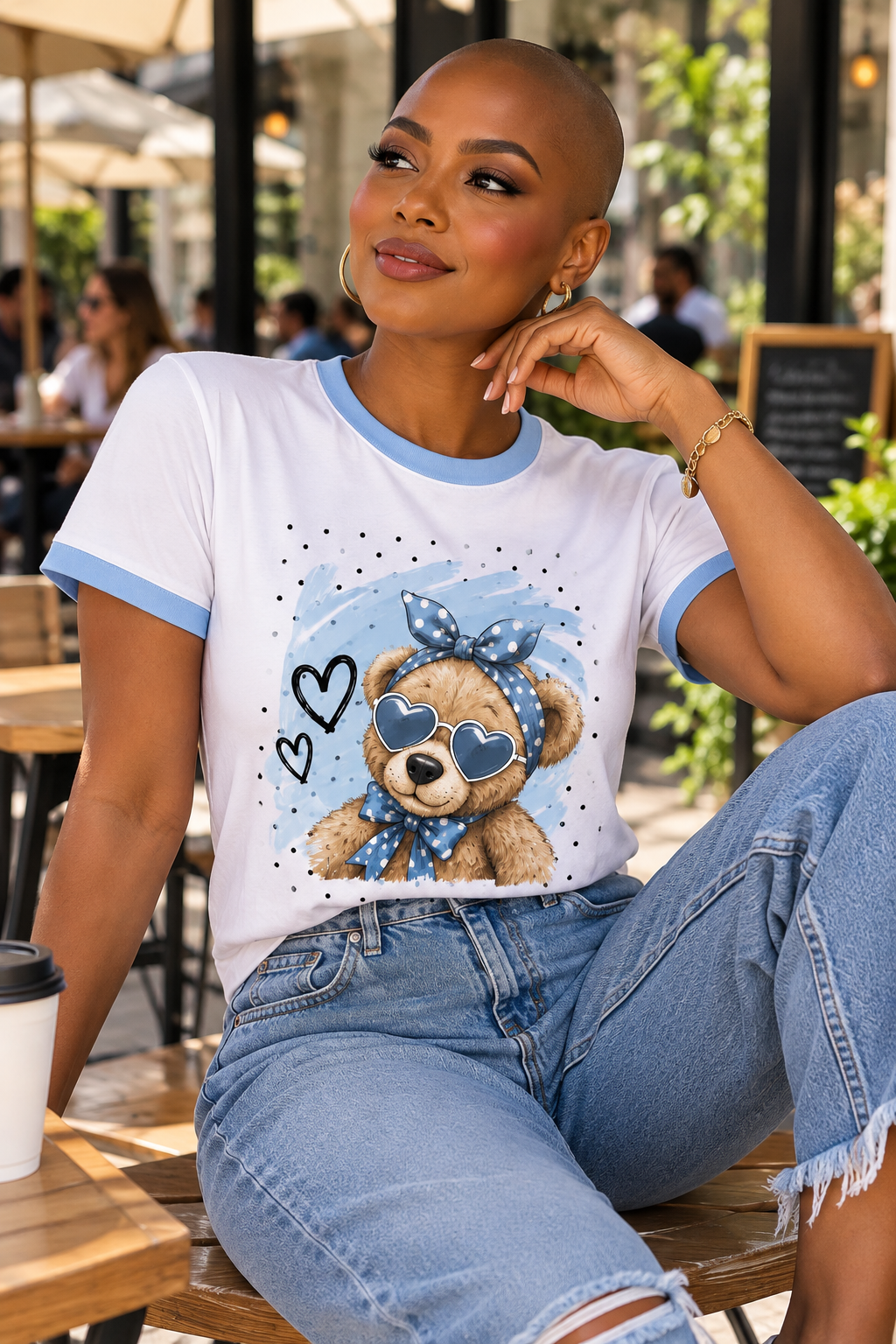Camiseta blanca de mujer con oso estampado, gafas en forma de corazón y ribetes azul claro en cuello y mangas