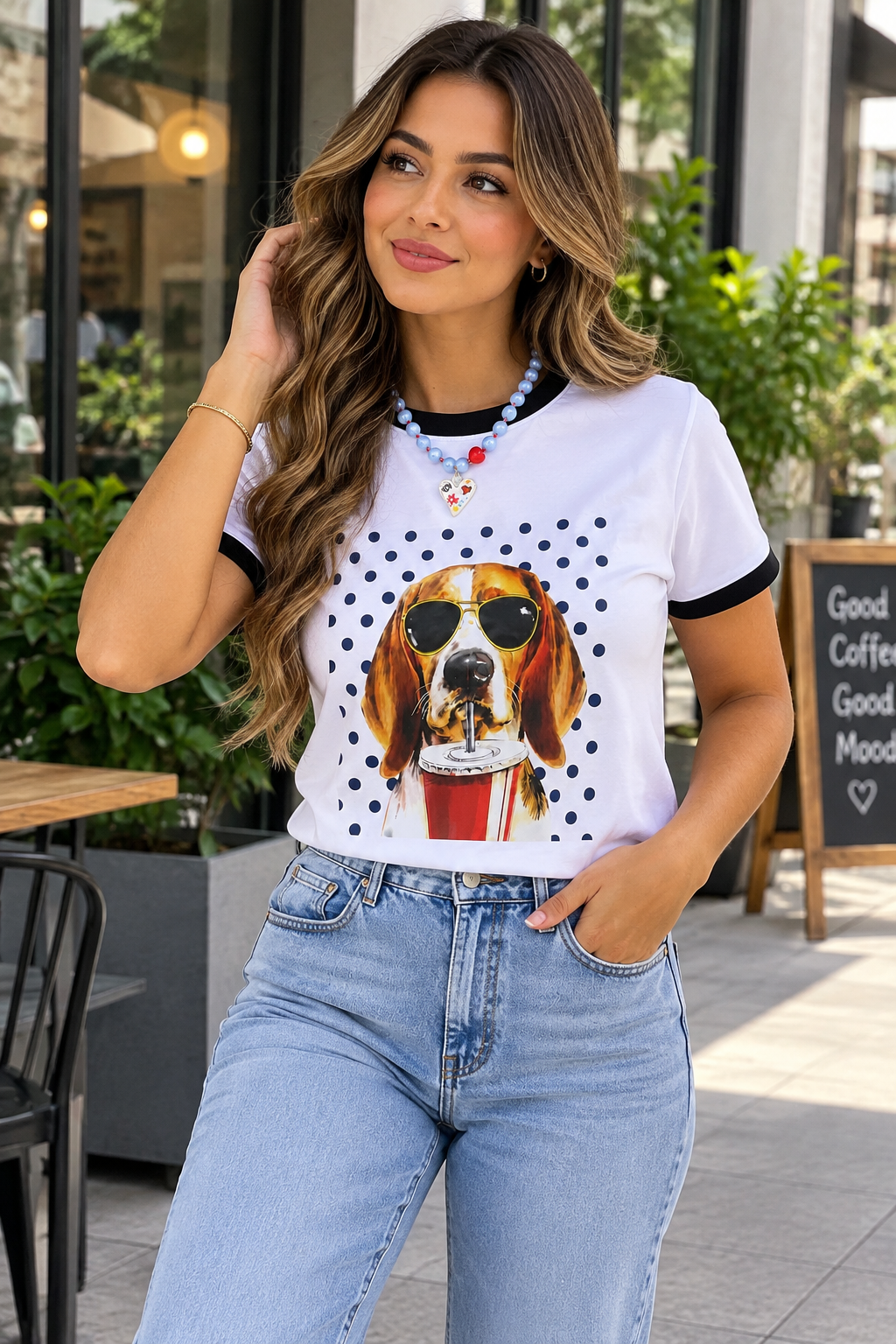 Camiseta blanca de mujer con estampado de perro con gafas de sol, lunares y ribetes negros en cuello y mangas
