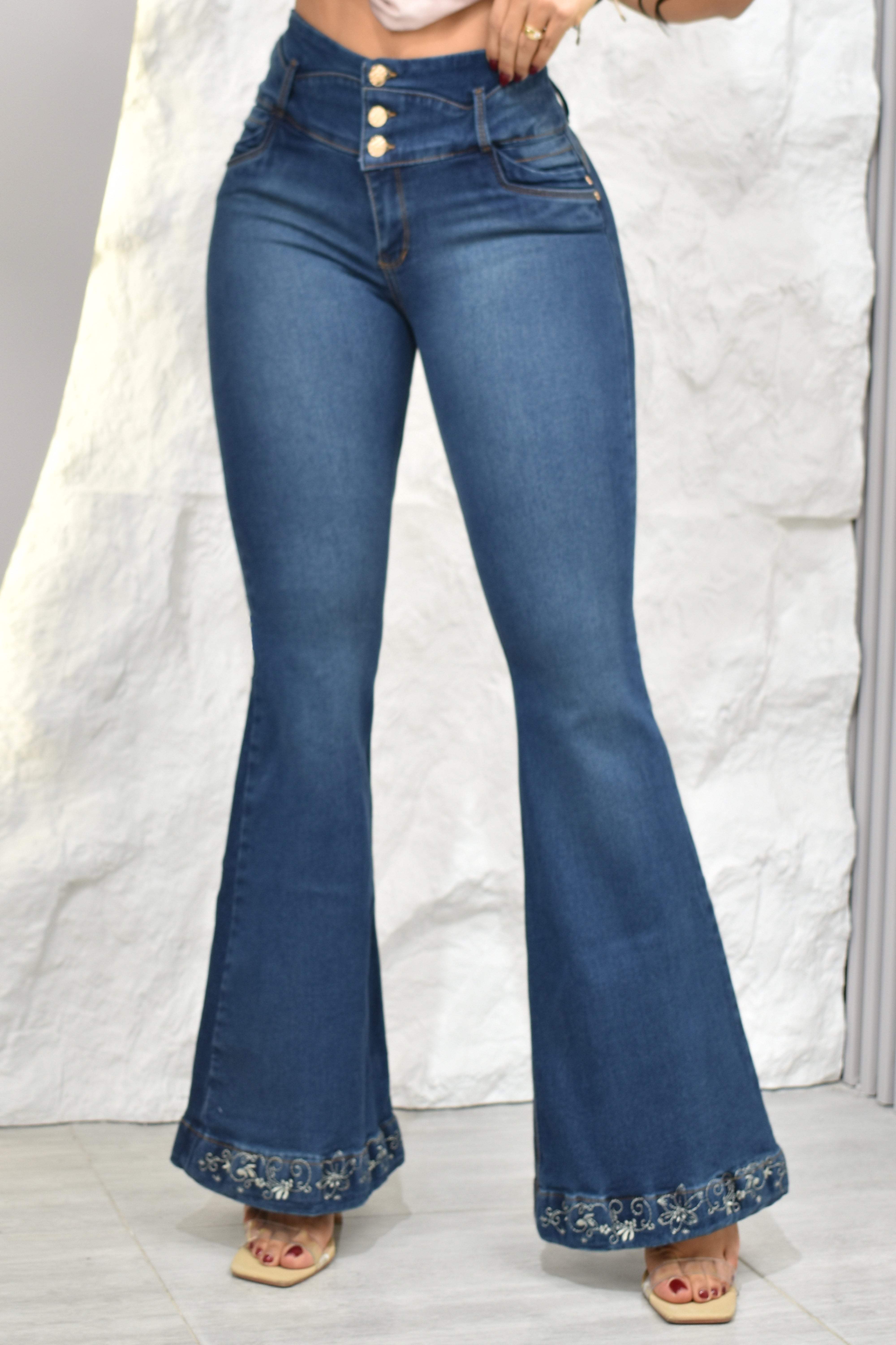 JEANS BOTA ANCHA (EXCLUSIVO), LEVANTA COLA REF. B-264078