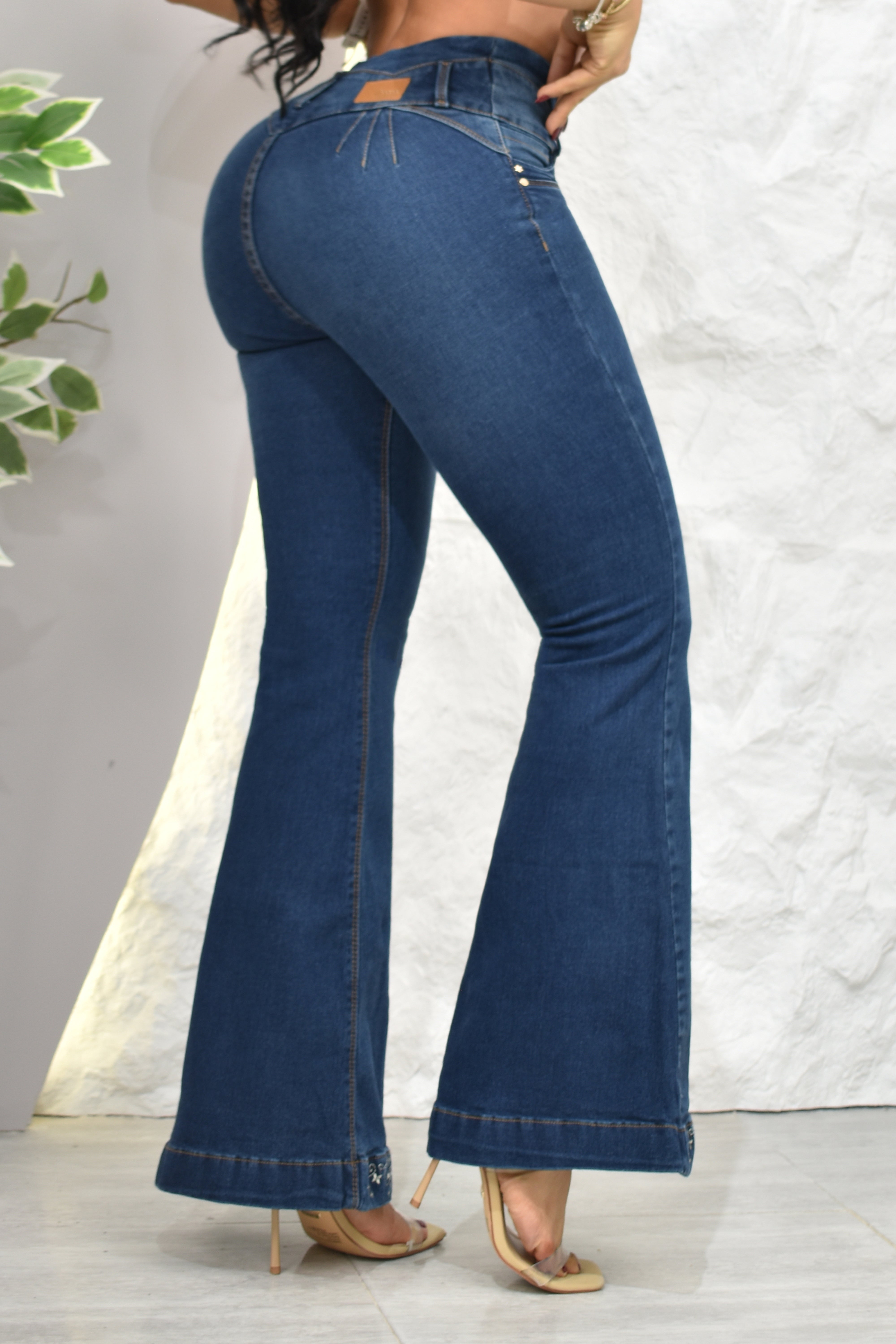 JEANS BOTA ANCHA (EXCLUSIVO), LEVANTA COLA REF. B-264078